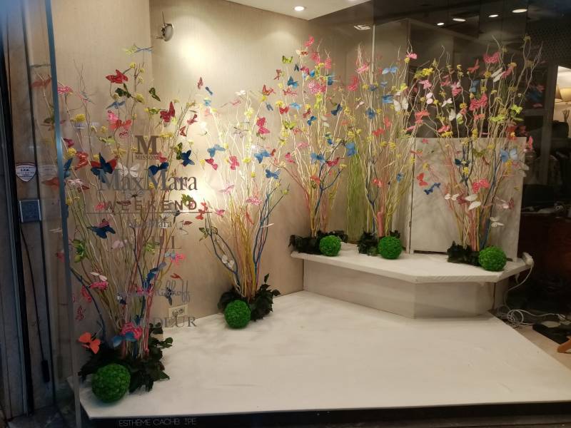 Décorateur de vitrine à thème en fleurs et plantes artificielles en location en paca.