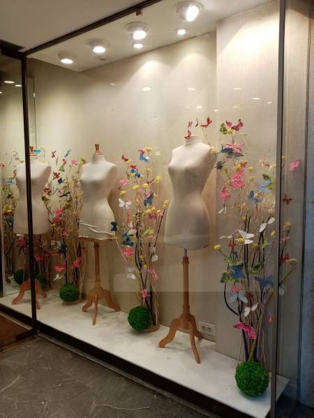 Décorateur de vitrine à thème en fleurs et plantes artificielles en location en paca.