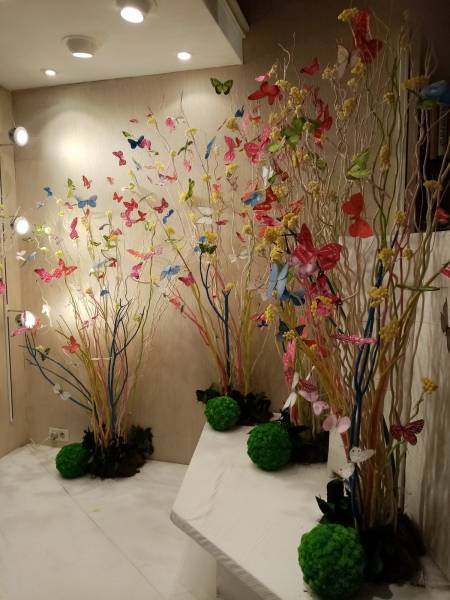 Décorateur de vitrine à thème en fleurs et plantes artificielles en location en paca.