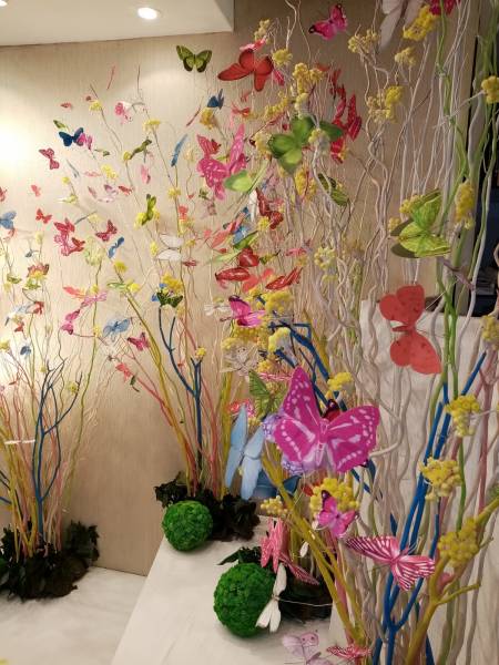 Décorateur de vitrine à thème en fleurs et plantes artificielles en location en paca.