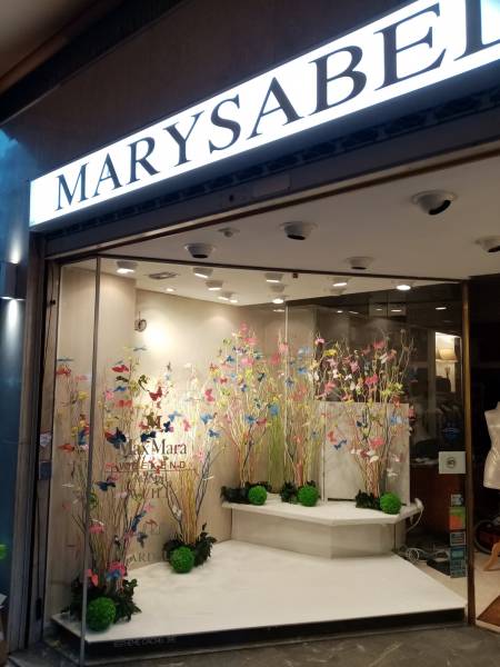 Location de vos décors floraux et de plantes à thème de votre vitrine et boutique de mode dans la région Provence Alpes Côtes d'Azur.