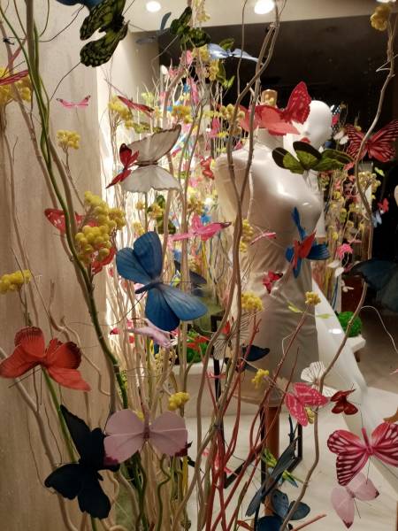 Décorateur de vitrine à thème en fleurs et plantes artificielles en location en paca.