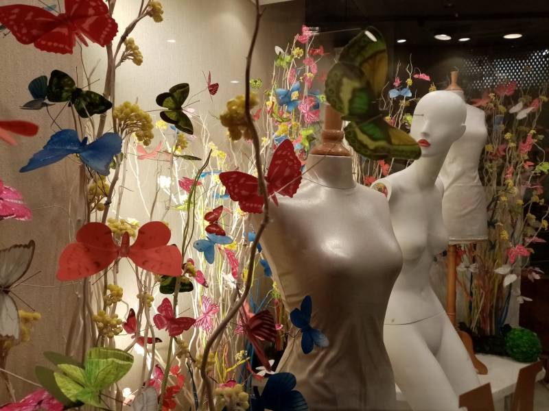 Décorateur de vitrine à thème en fleurs et plantes artificielles en location en paca.