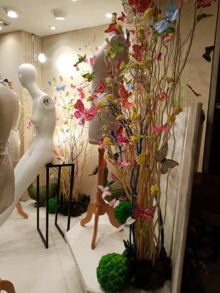 Location de vos décors floraux et de plantes à thème de votre vitrine et boutique de mode dans la région Provence Alpes Côtes d'Azur.