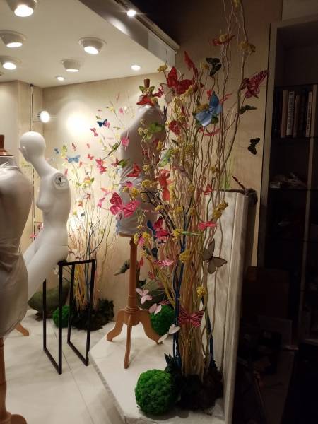 Location de vos décors floraux et de plantes à thème de votre vitrine et boutique de mode dans la région Provence Alpes Côtes d'Azur.