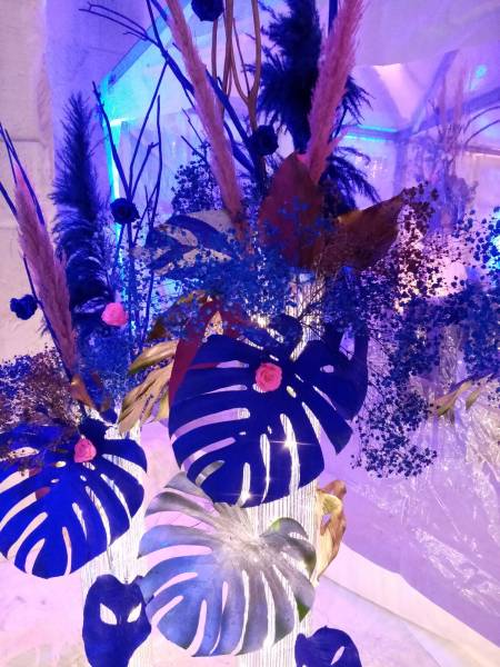 Composition florale pour inauguration et vernissage Culturespaces Carrières de Lumières Yves Klein Venise 2022