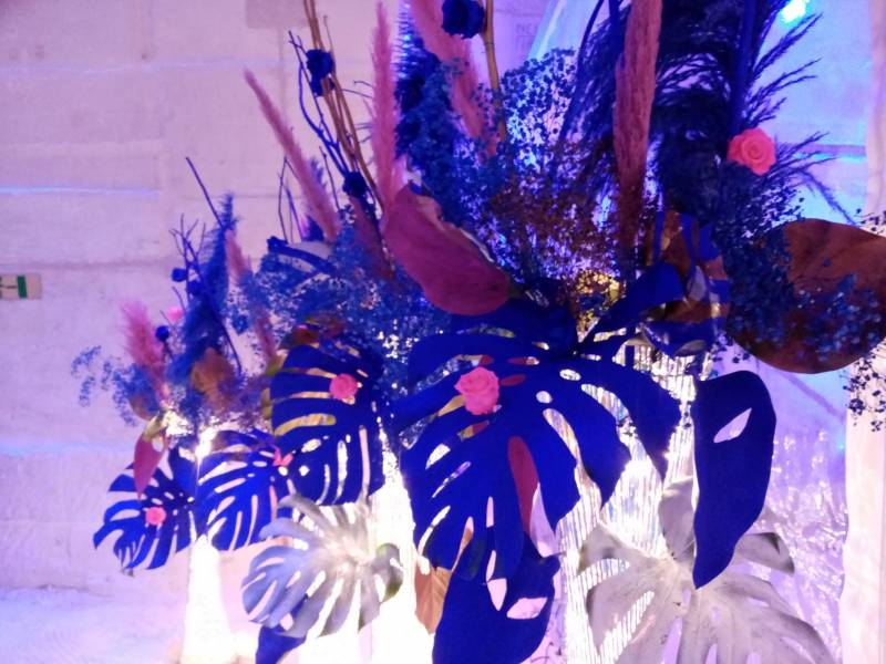 Composition florale pour inauguration et vernissage Culturespaces Carrières de Lumières Yves Klein Venise 2022