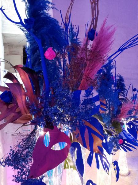 Composition florale pour inauguration et vernissage Culturespaces Carrières de Lumières Yves Klein Venise 2022