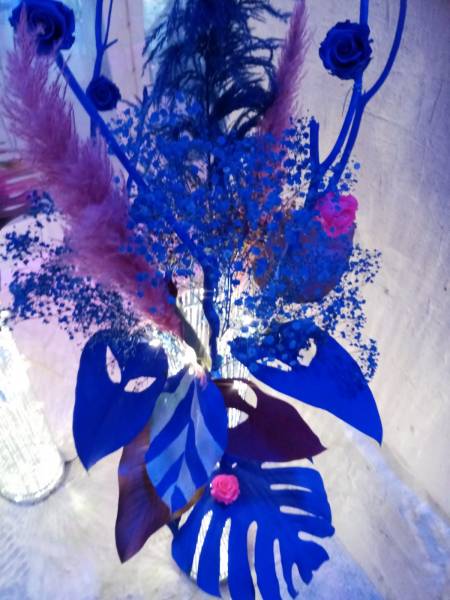 Composition florale pour inauguration et vernissage Culturespaces Carrières de Lumières Yves Klein Venise 2022