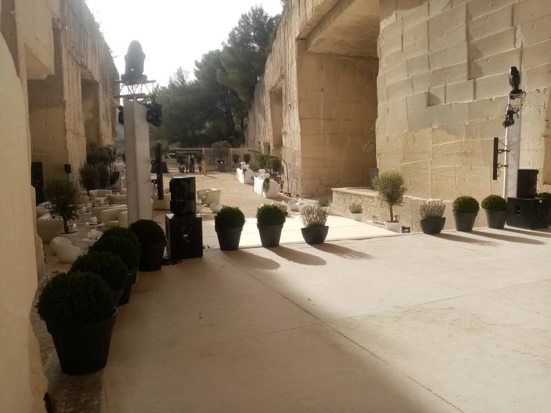 Les buis boules en location sur la scène de spectacle des Carrières des Lumières délimitent et protègent pendant les événements.