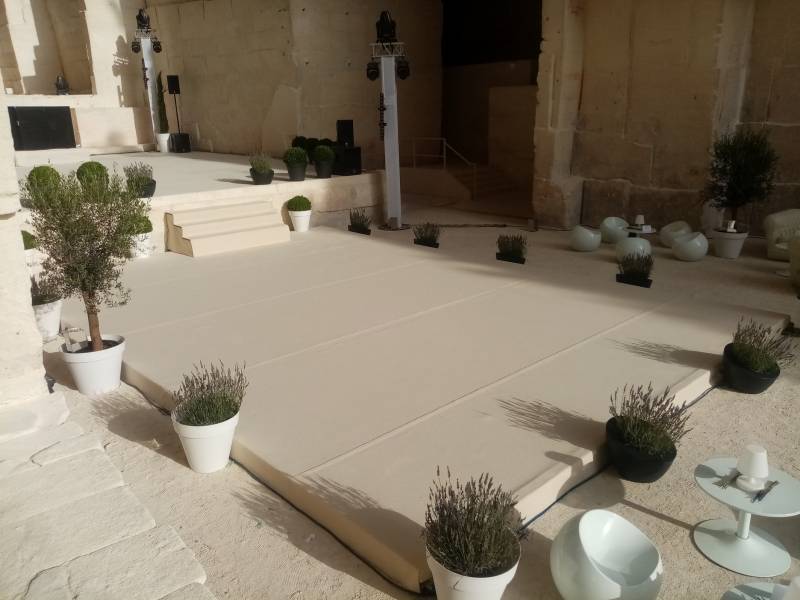 Les lavandes en pots à la location décorent les scènes de danse flor pour les événements aux Carrières des Lumières.