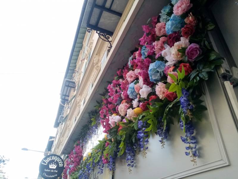 Un léger relief appuye et met en valeur les lettrages.