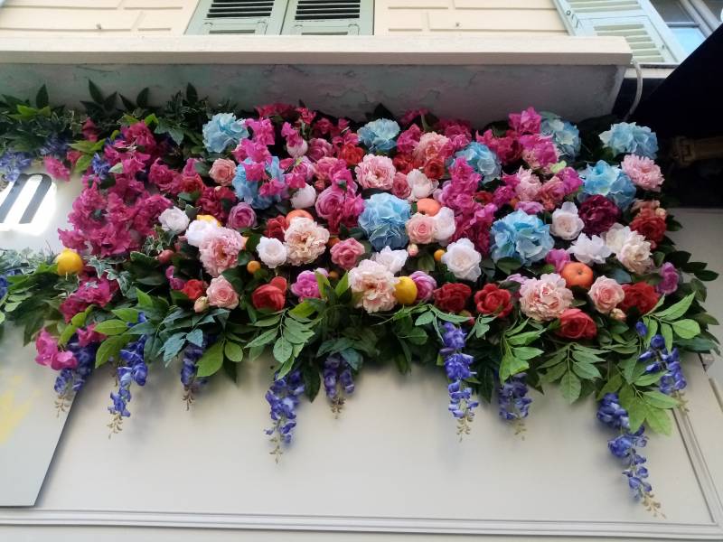 Le mélange de fleurs en aplat de roses, d'hortensia et de pivoines souligne les glycines et les bougainvilliers.