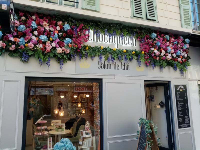 Toutes les couleurs du mur de fleurs s'inspirent des murs intérieurs.