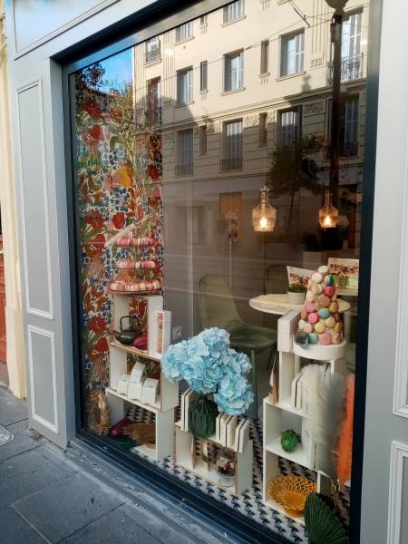 Les gourmandises de Chocoqueen Nice s'offrent dès la vitrine aux regards gourmands.