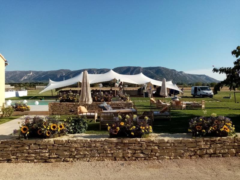 Les frises florales de la Provence acceuillent les invités.