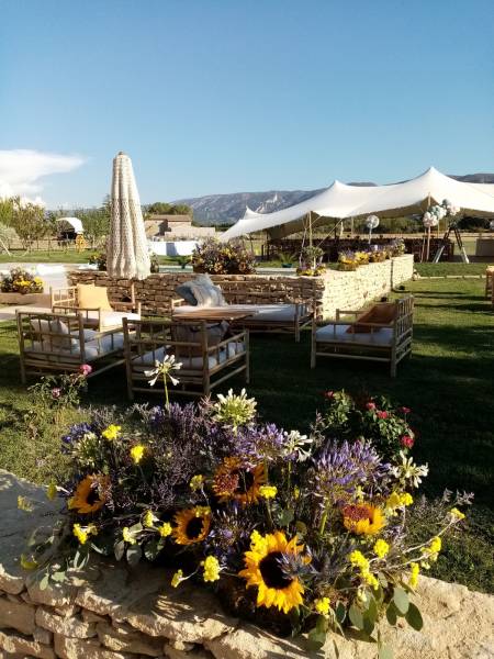 L'espace lounge est cerné de fleurs de la Provence.