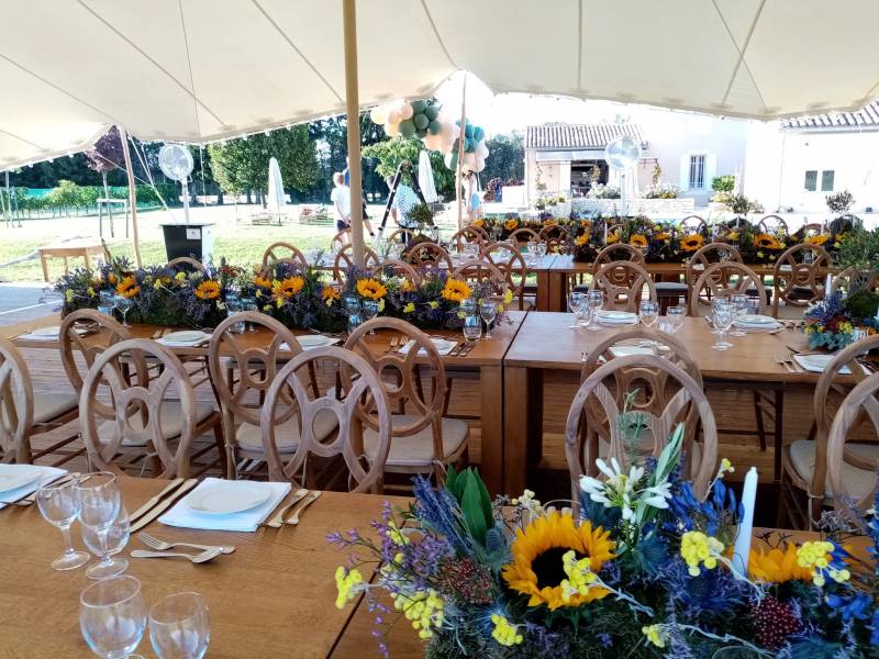 Les alignements parallèles des frises florales accentuent la perspectives à la réception.