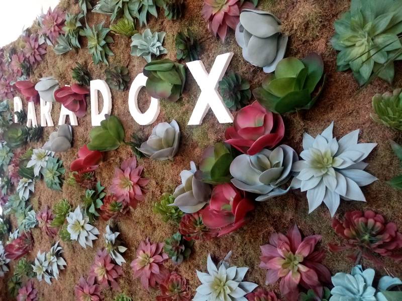 Mur de fleurs naturelles ou artificielles pour événements privés et professionnels en paca