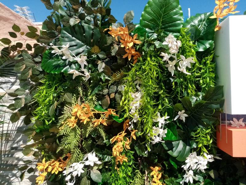 Mur de fleurs naturelles ou artificielles pour événements privés et professionnels en paca