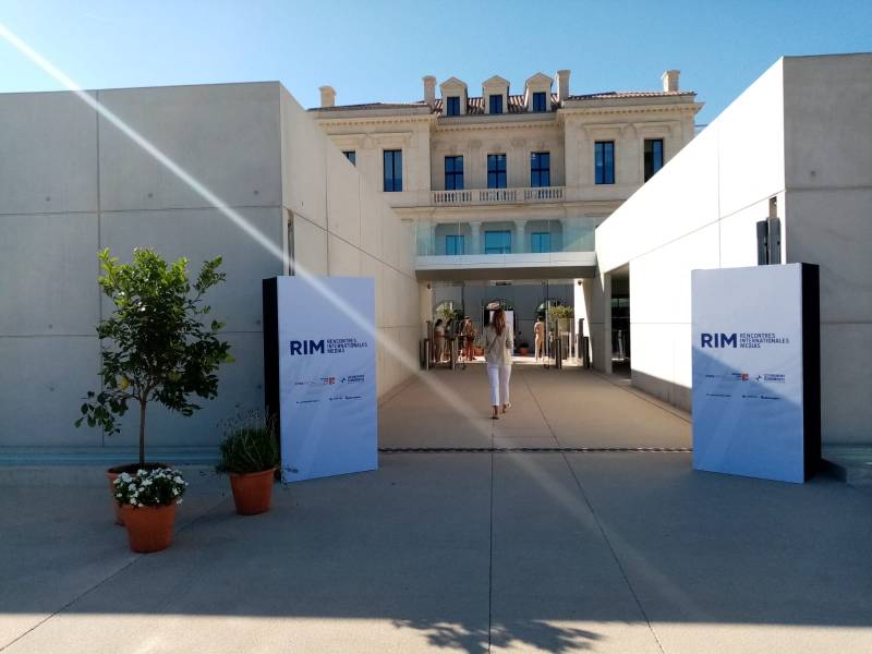 L'entrée de TANGRAM à Marseille est ornés de belles potées de plantes en location.