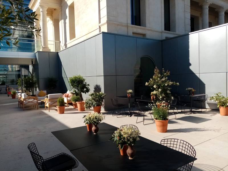 Dans chaque espaces réceptif des salons sont décorés de plantes en location pour cet événement à Marseille.