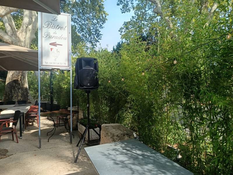 Les bambous en location ferment bien l'espace de réception de cette terrasse de restaurant en toute sécurité pour votre réception en paca.