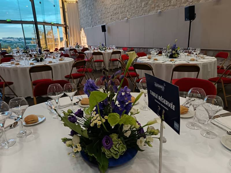 Les centres de tables de fleurs naturelles bleues et vertes pour vos événements en Provence Alpes Côtes d'Azur.