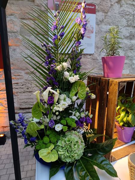 Les buffets traiteurs sont décorés de décorations florales montantes pour bien équilibrer et sont en bout de table.