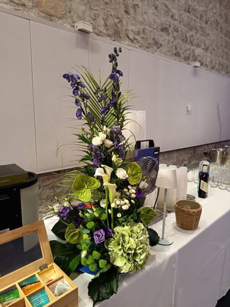 Les buffets traiteurs sont en harmonie avec les décorations florales des centres de tables.