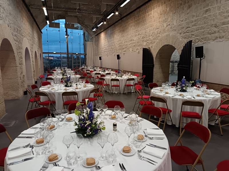 Clorofil events livre vos décorations florales et vos plantes en location à la salle Jeanne Laurent au Palais des Papes en Avignon.