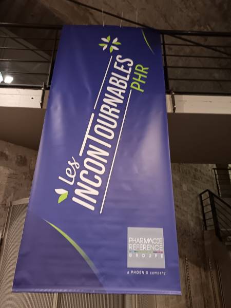 L'affiche de l'entreprise est le fil conducteur des codes couleurs qui sont utilisés pour les décorations florales.