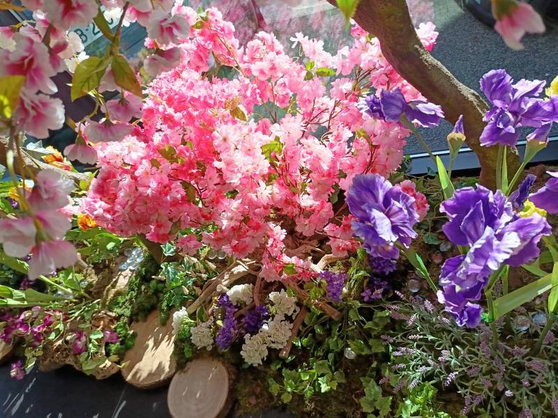 Les couleurs sont réalistes pour ces fleurs et ces plantes de qualité.