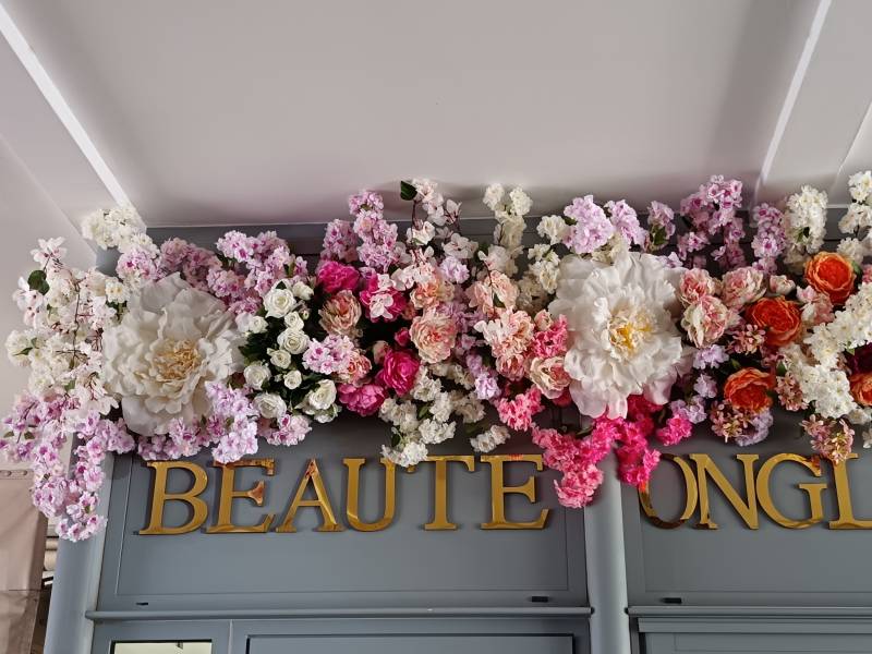 Le mélange de couleurs de cette réalisation pour cette façade de magasin est dans la gamme des fleurs de printemps.