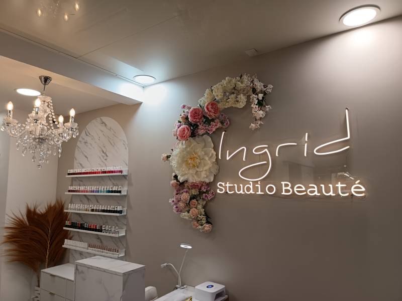 ngrid, la propriétaire voulait une atmosphère fleurie romantique, très chic dans des couleurs pastelles douces et rosées dans la dominante.  Le but est d'utliser des photos a des fins médiatiques sur Instagram, facebook, X etc... 