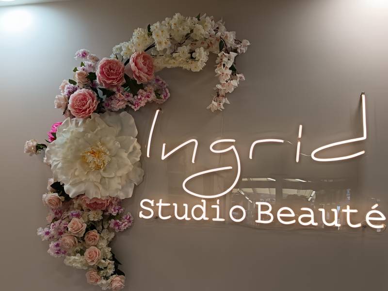 Le logo intérieur est composé de lettrage en  tube en verre lumineux, aussi un décor en lune sublime à merveille le nom de Ingrid Studio de Beauté.