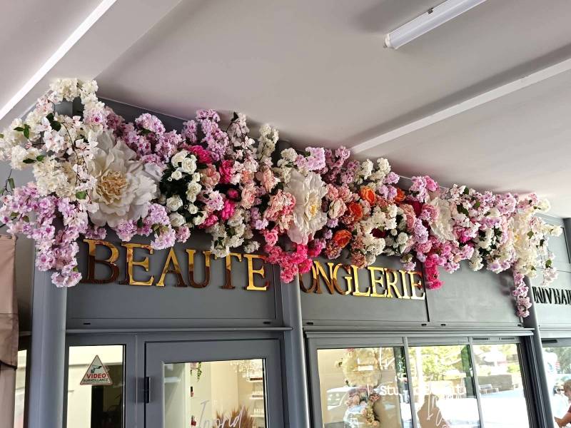 Le salon de beauté, onglerie, cil Univ'Hair à Cavalaire sur Mer a demandé de fleurir la façade de l'enseigne à Clorofil events.