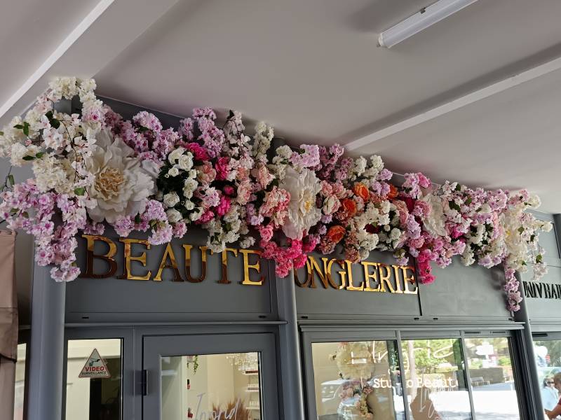 Le salon de beauté, onglerie, cil Univ'Hair à Cavalaire sur Mer a confié son projet de décorer la façade de l'enseigne à Clorofil events
