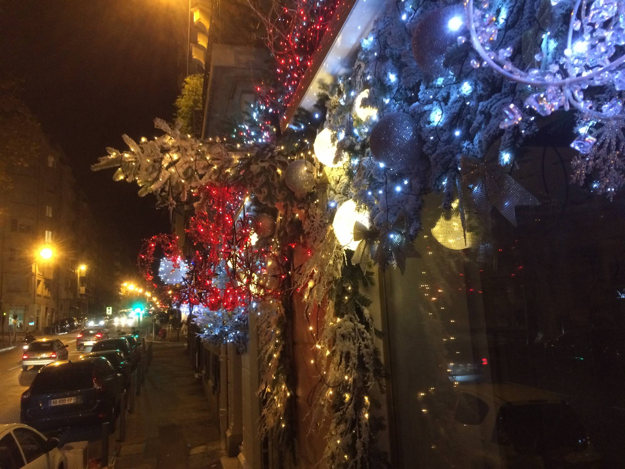 décor de noel pour façade et vitrine de commerce à Marseille