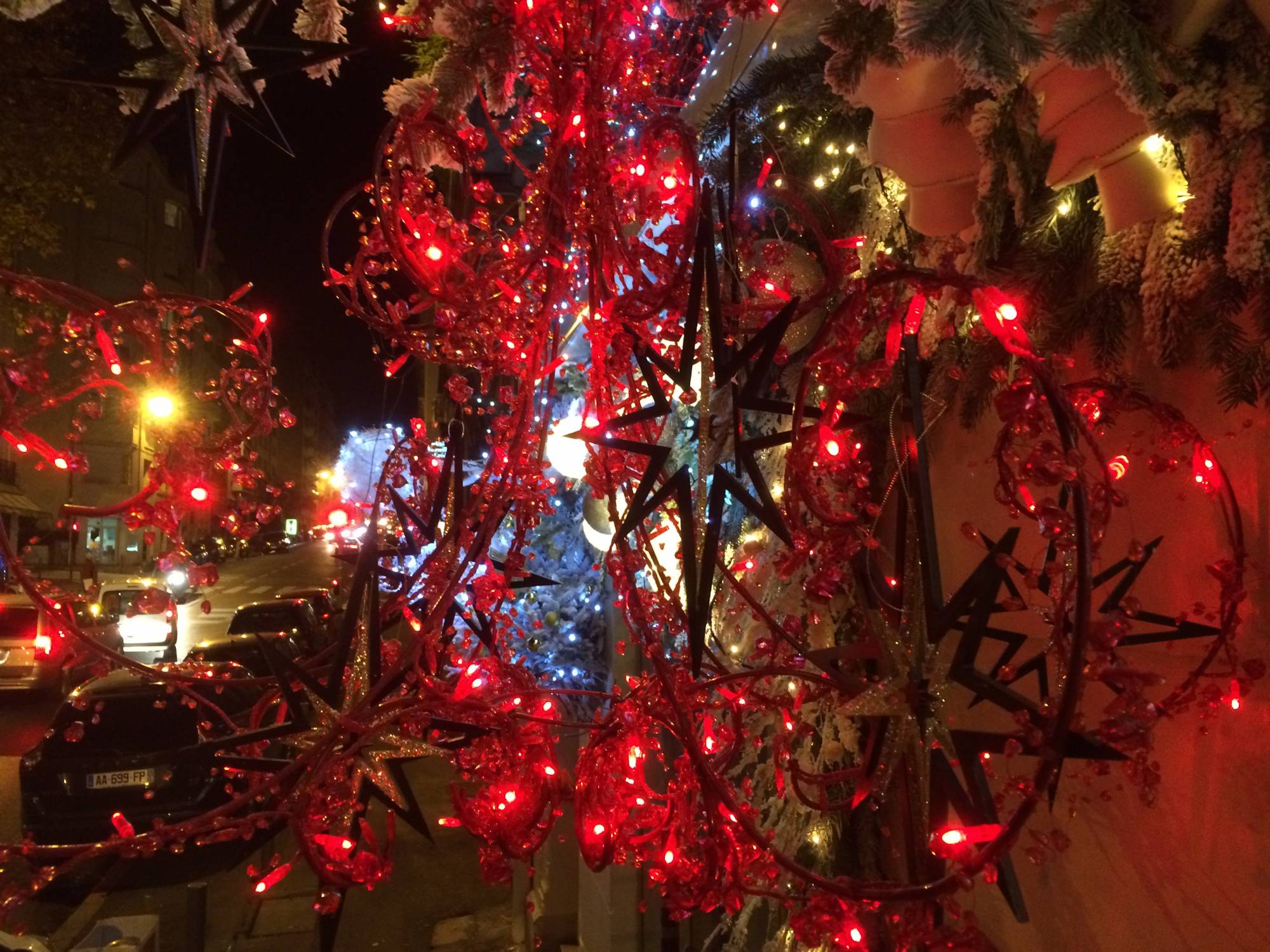 décor de noel pour façade et vitrine de commerce à Marseille