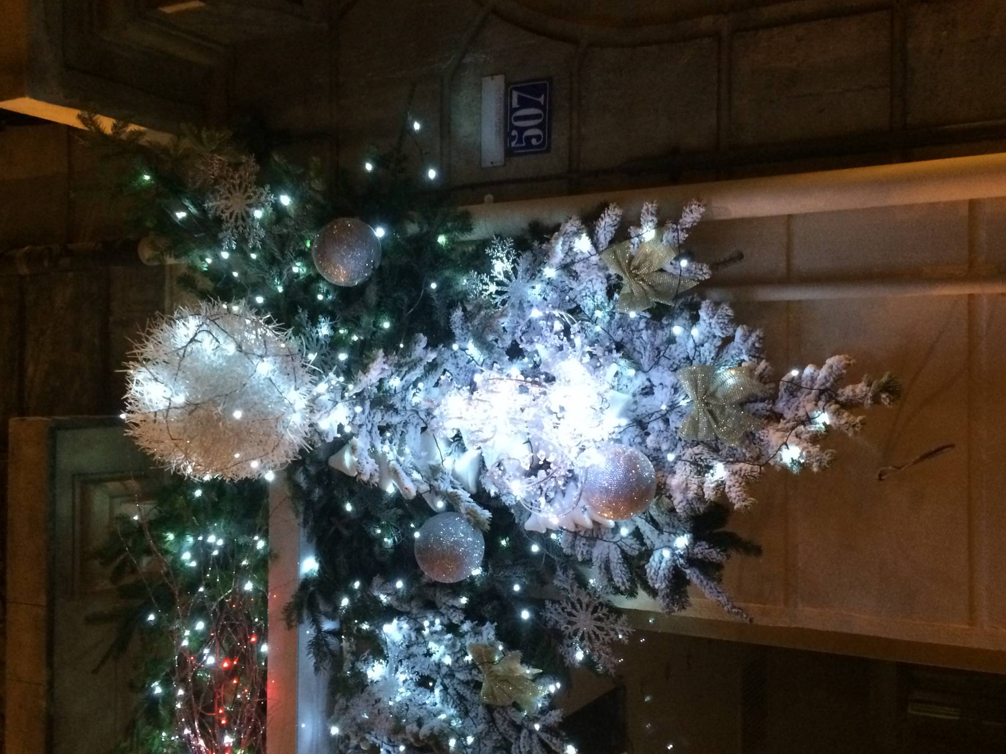 décor de noel pour façade et vitrine de commerce à Marseille