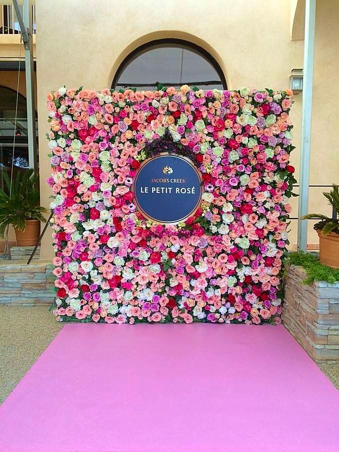 mur végétal de roses en location dans le Var