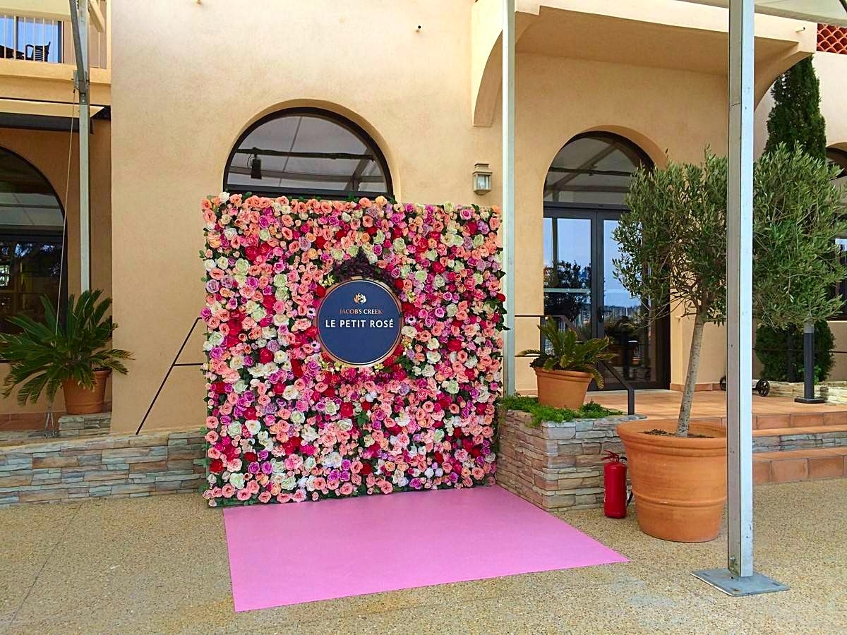 location de mur de fleurs dans à Six Fours les Plages
