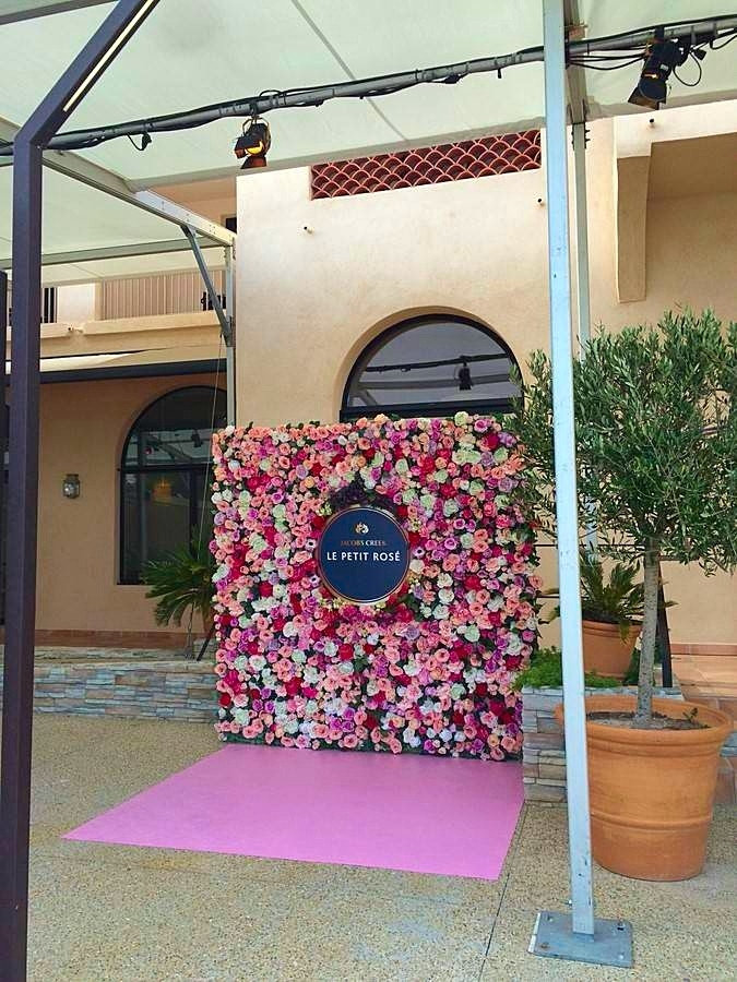 mur de roses artificielles en location dans le Var
