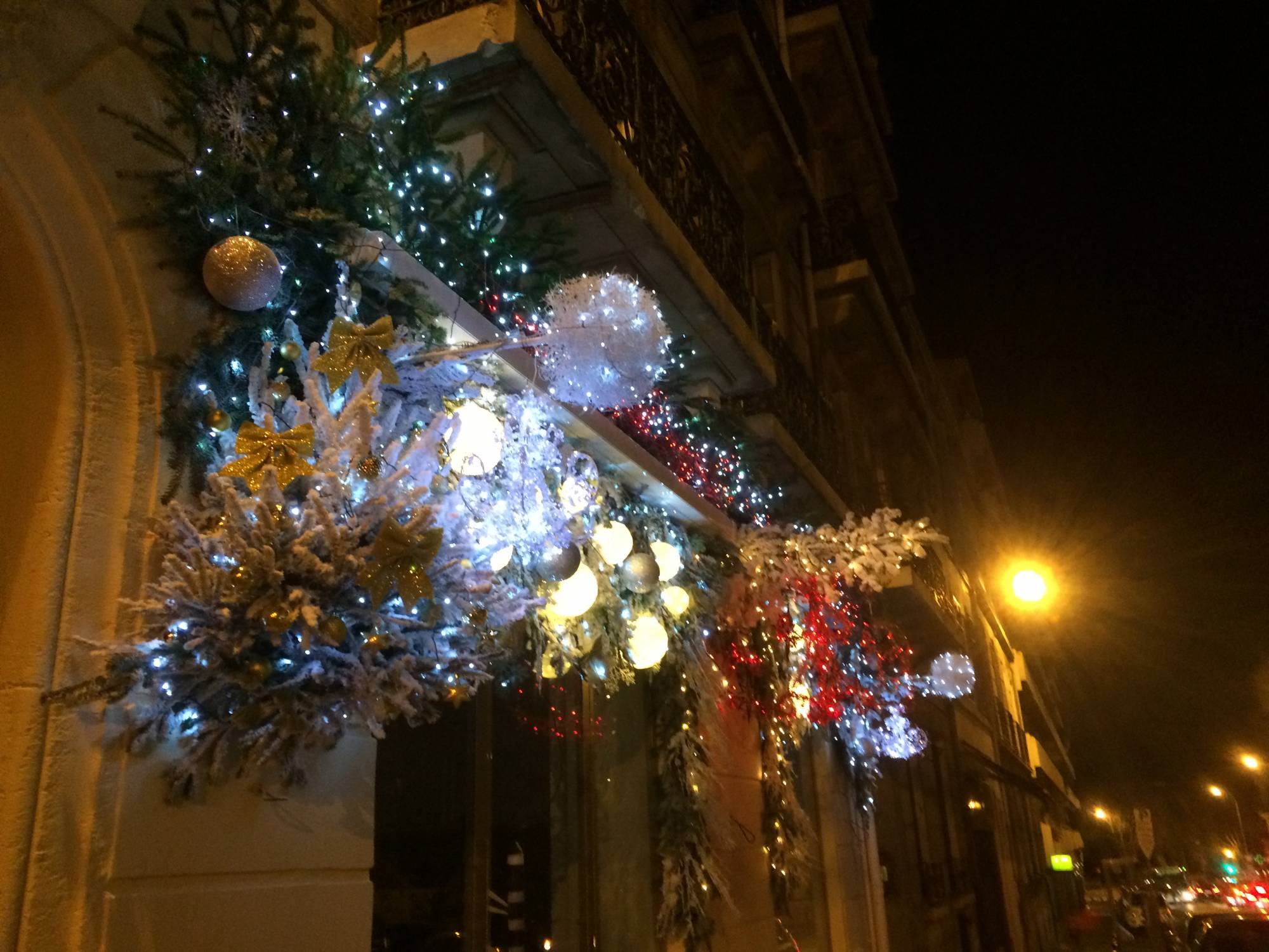 décor de noel pour façade et vitrine de commerce à Marseille