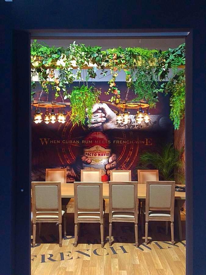 mur et verdure et plafond pour stand exposition dans le Var