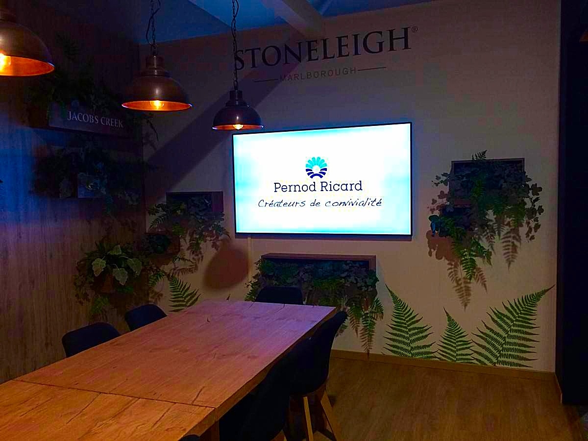 plantes, feuillages et fleurs artificiels en composition florale pour stand exposition de salon dans le Var