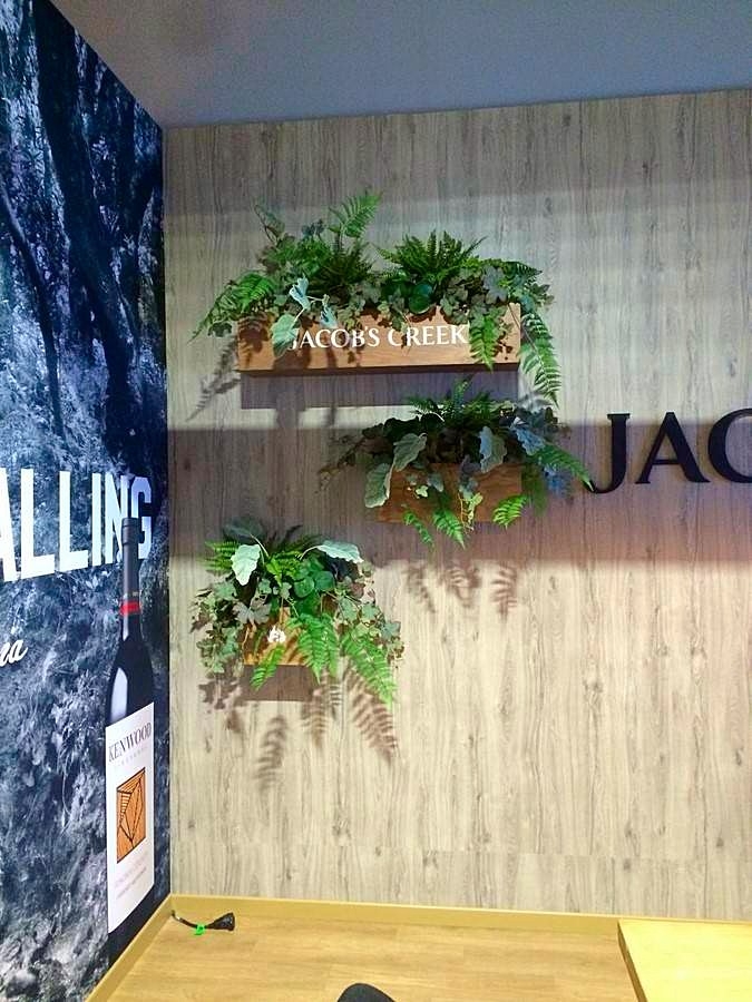 plantes, feuillages et fleurs artificiels en composition florale pour stand exposition de salon dans le Var