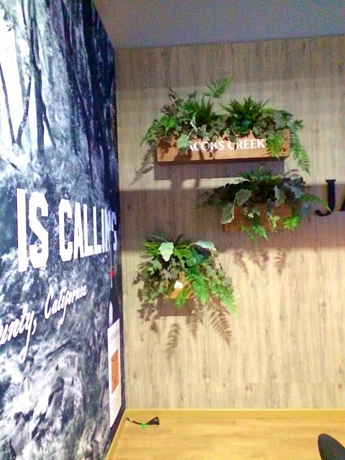 plantes, feuillages et fleurs artificiels en composition florale pour stand exposition de salon dans le Var