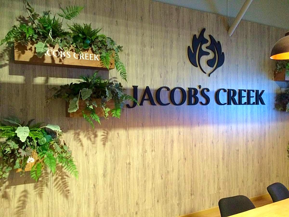 plantes, feuillages et fleurs artificiels en composition florale pour stand exposition de salon dans le Var